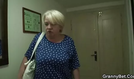 سکس پرشور عکس سکسی چاق چله روی یک مبل سبز