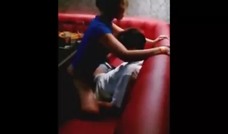 جنی با کت فیلم سکس زن با الاغ و شلوار صورتی ، یک وسیله زنان و زایمان را در بیدمشک خود قرار داد