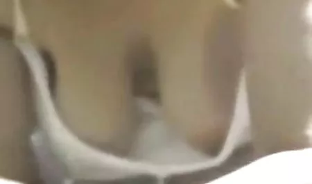 مشاغل بزرگسالان با فیلم سکس در حال پخش دبیر در دفتر