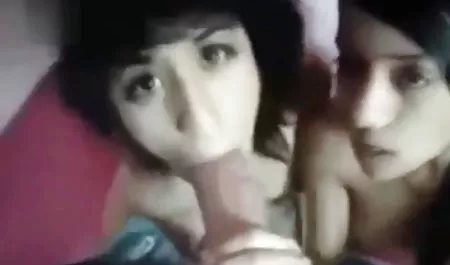 خال کوبی جوان سرخ شده در پوزهای فیلم سکسئ مختلف